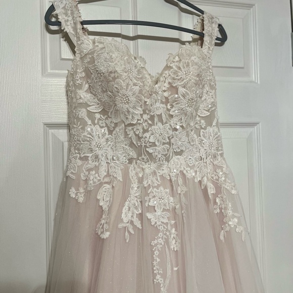 A contemporary white lace and tulle wedding dress with - Picture 5 of 14